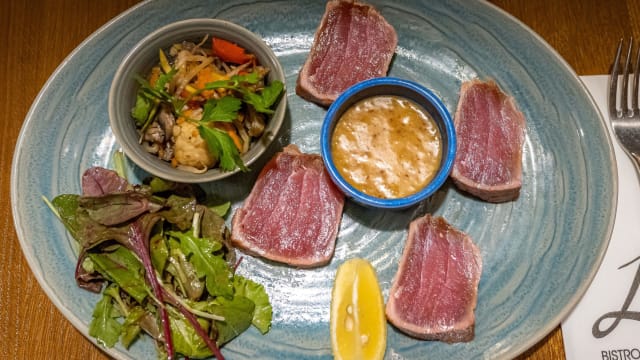 Tuna tataki, honey and sesame sauce, basmati rice - Lobineau, Paris