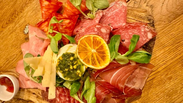 Tagliere di salumi, formaggi e sfizi - DOP Bistrot - Salotto & Cucina