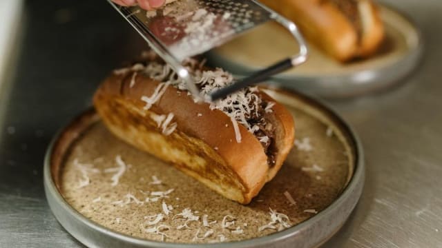 Roll brinche de carne con cebolla encurtida y alioli - Viterra , Sant Andreu De Llavaneres