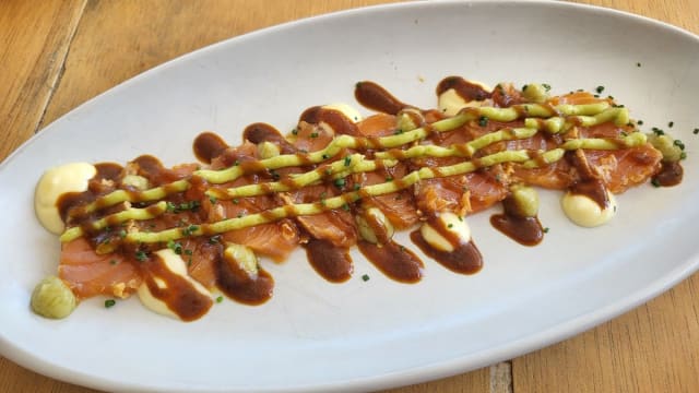 Tataki de salmón marinado en soja con aguacate - Viterra 