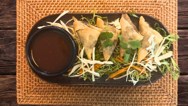 Birmese aardappelpura samosa (6 stuks) met tamarinde saus (magyi chin) - Yangon Delight, Amsterdam