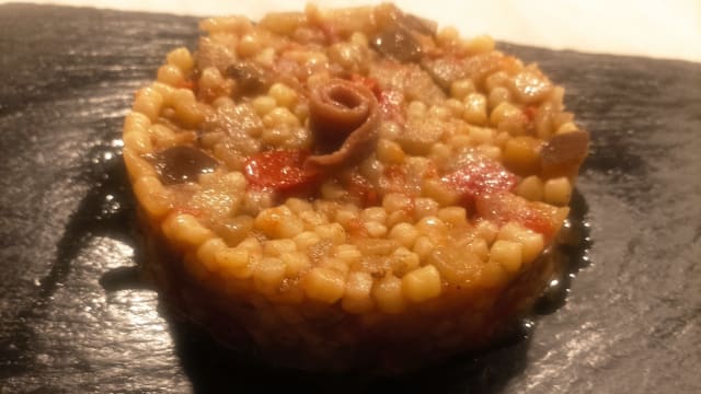 Fregola saltata con melanzane, acciughe e pomodori  - Caligo, Genoa