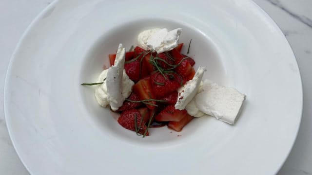 La fraise / sirop basilic Sichuan, meringue, chantilly - Cepia Restaurant Terrasse Lounge Bar