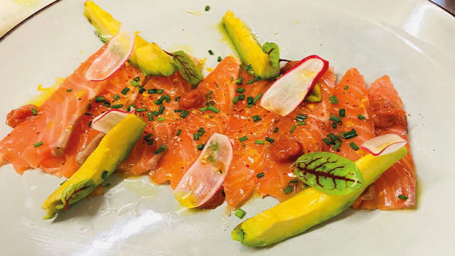 Carpaccio di salmone marinato agli agrumi avocado grigliato  - Via del Gusto, Paris