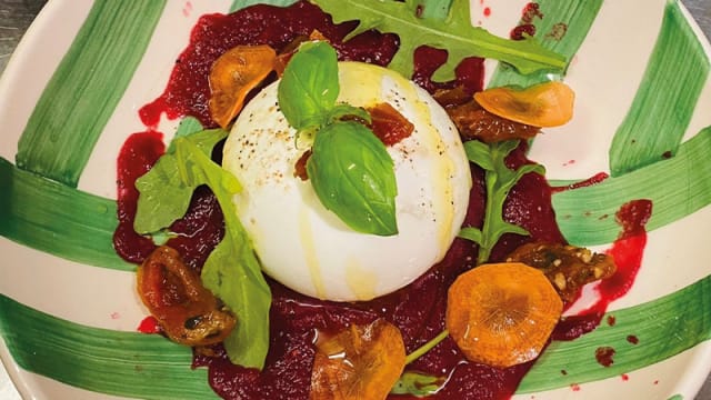 Burrata cremosa pugliese, crema di rapa rossa  - Via del Gusto, Paris