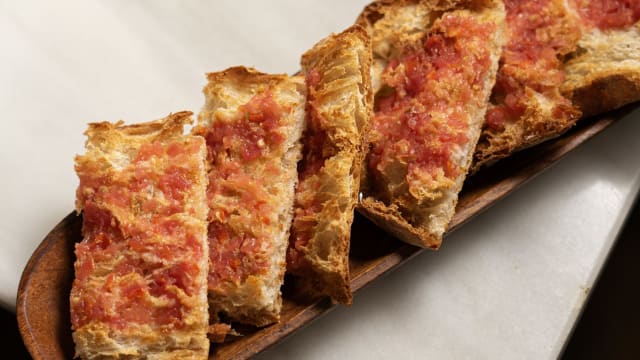 Pan de cristal con tomate y aceite - Hotel Roma Reial, Barcelona