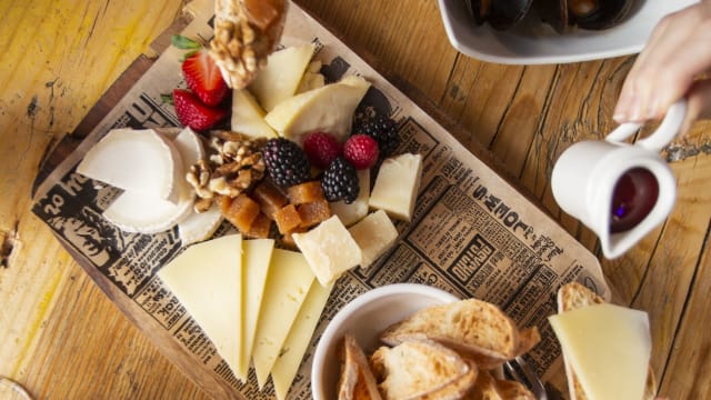 Surtido de quesos, manchego, parmesano y cabra - Hotel Roma Reial, Barcelona