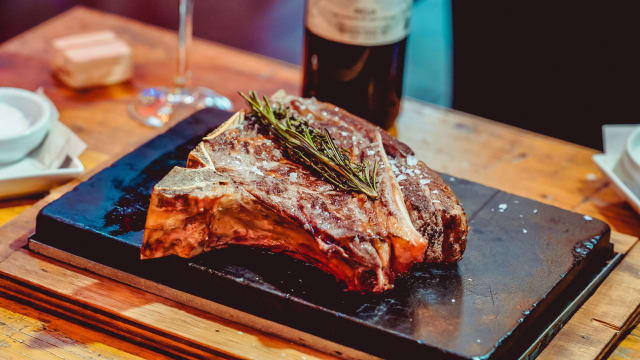 Chuletón madurado 1kg, con patatas baby crujientes y pimientos de padrón - Hotel Roma Reial, Barcelona