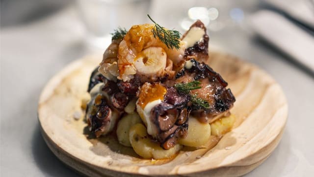 Pulpo a la gallega con gambas asadas con ajada de pimentón - Hotel Roma Reial, Barcelona