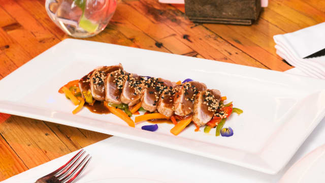 Tataki de atún con salsa teriyaki y verduras salteadas - Hotel Roma Reial, Barcelona