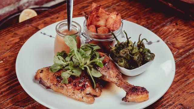 Muslo de pollo de payés a las hierbas provenzales con patatas baby crujientes - Hotel Roma Reial, Barcelona