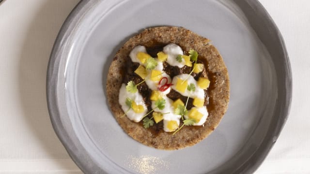 Tacos di tumminia, anatra brasata al rum, cagliata di cocco e ananas al BBQ - Osteria Tre Gobbi