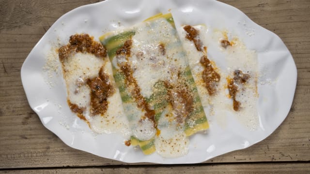 Lasagna espressa, ragu’ di manzo, essenza di parmigiano - Osteria Tre Gobbi, Bergamo