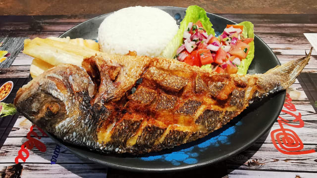 Pescado frito con arroz y yuca - QORITIKA, Madrid