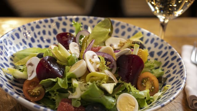 Ensalada Mussol con lechuga y endibias, olivas muertas, tomates y una vinagreta de encurtidos - Mussol - Casp, Barcelona