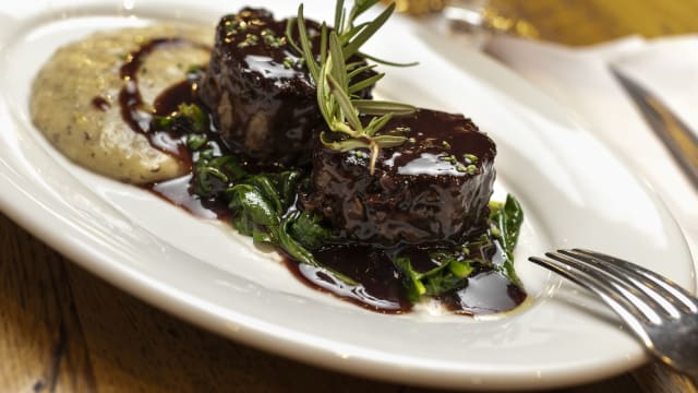 Rabo de toro deshuesado con parmentier trufada y salsa de vino tinto del Montsant - Mussol - Casp, Barcelona