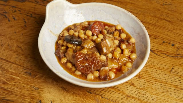 "Tripa, cap i pota" con garbanzos y chorizo picante - Mussol - Casp, Barcelona