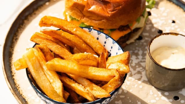 Cheese Burger Cheddar, bacon, oignon crispy, mayonnaise relish et Frites maison  - OPA - Restaurant Bistronomique - Lesquin, Lesquin