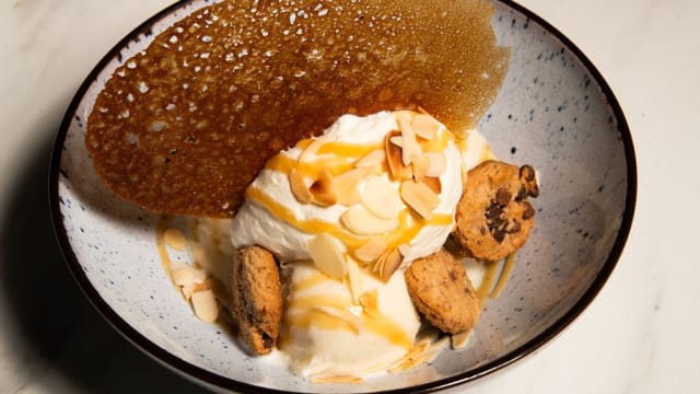 Coupe de glace vanille cookie et topping caramel - OPA - Restaurant Bistronomique - Lesquin, Lesquin