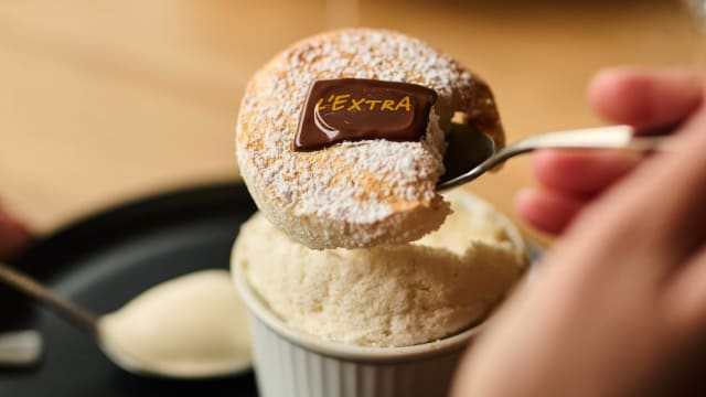 Soufflé intensément vanille et glace tonka - Restaurant L'ExtrA, Reims