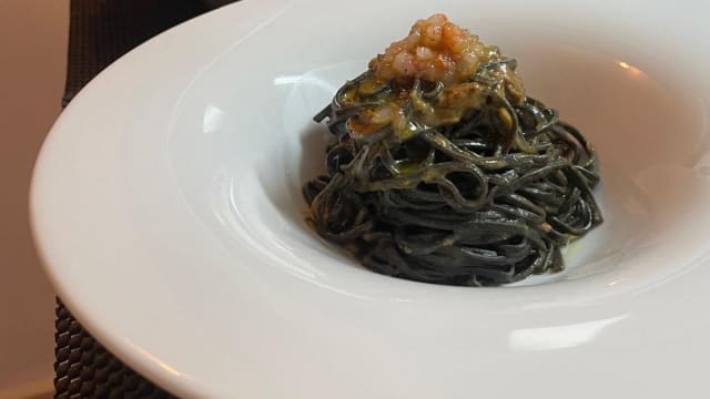 Tagliolini al nero in crema di tropea arrosto, ricci di mare e lime - Le Mura Restaurant