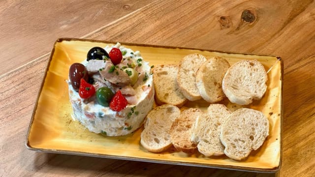 Ensalada russa, ventresca de tonyina, esferificacio d'oliva, llagrimes de pebrots del piquillo i crackers  - Maranpau Barcelona, Barcelona