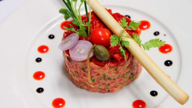 Tartare de bœuf « préparé par le Chef », frites et salade, version classique ou Attila (fortement relevé avec picquillos) - Au Boeuf