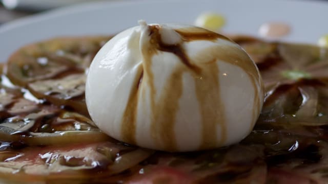 Burrata crémeuse - nature ou truffe* 120gr, tomates, balsamique - Prise de Mousse