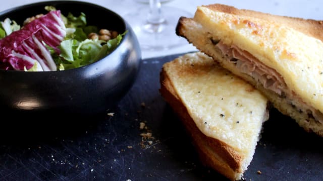 Croque-monsieur truffé : saint marcelin, tartufata, jambon, gouda truffé - Prise de Mousse