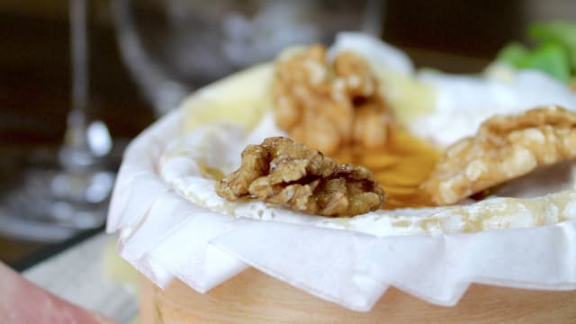 Camembert rôti au miel, charcuterie et pain - Prise de Mousse