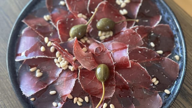 Carpaccio de brésaola, huile d’olive, pignons de pin - Prise de Mousse