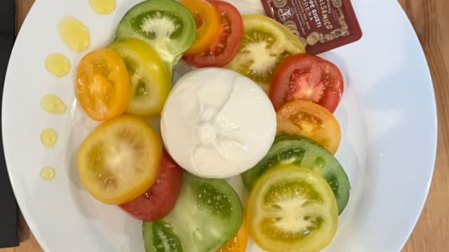 Burrata crémeuse - nature ou truffe* 120gr, tomates, balsamique - Prise de Mousse