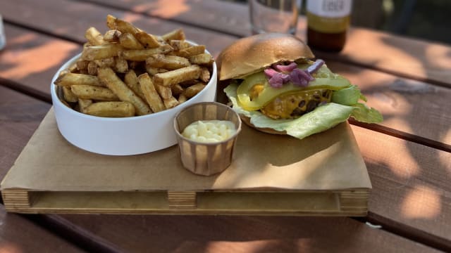 Classic cheeseburger - The Golden Stork, The Hague