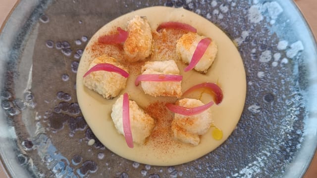 Baccalà* fritto con crema di fave e cipolla rossa caramellata - Frà Crudi & Cotti