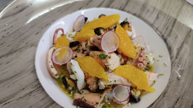 Insalata di mare con spicchi di arancia - Frà Crudi & Cotti, Polignano A Mare