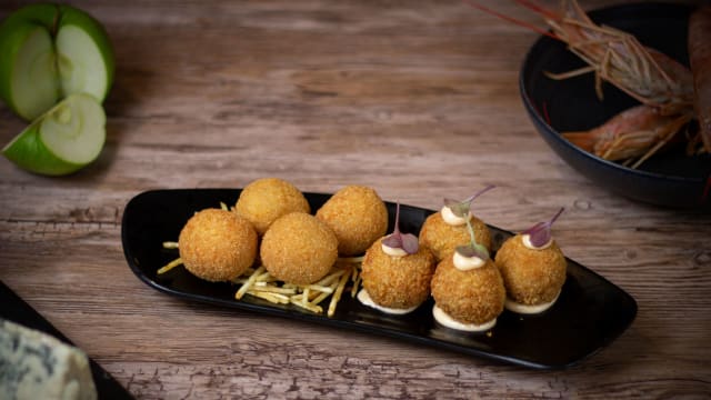 Croquetas de queso azul y manzana - Canalla Food & Drinks