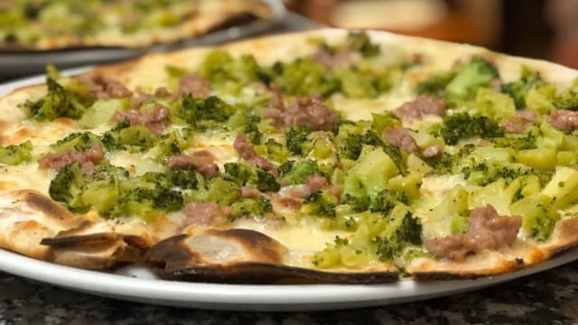 pizza broccoli e salsiccia - Podere Rosa, Rome