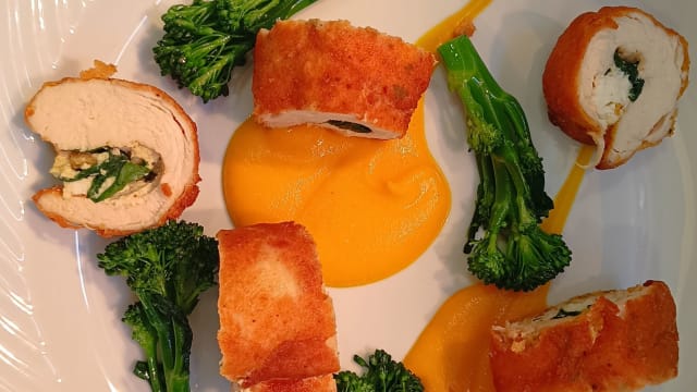 Chicken Breast Stuffed With Cream Cheese and Spinach, Carrot Purée - Palácio do Visconde