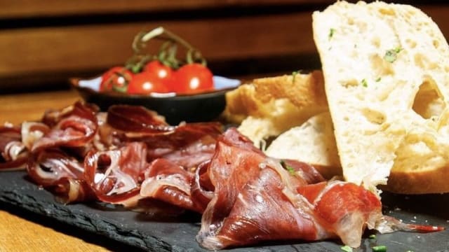 Tabla de paletilla ibérica con pan con tomate - El Jardinet de Gràcia, Barcelona