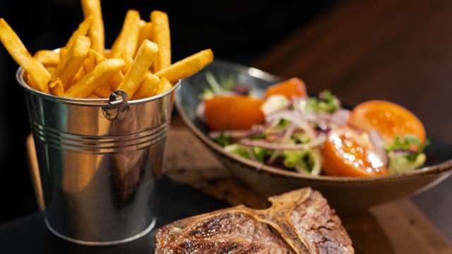 Chuletón con ensalada verde y patatas - Tí­rame Una Bar Restaurante, Madrid