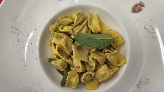 Agnolotti del plin con carne di vitello al burro fuso del contadino e salvia - Ristorante Conti Roero