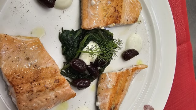 Filetto di trota salmonata, salsa yogurt, agretti e olive taggiasche - Ristorante Conti Roero