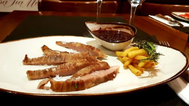 Secreto ibérico asado con reducción de oporto - Tía María, Madrid