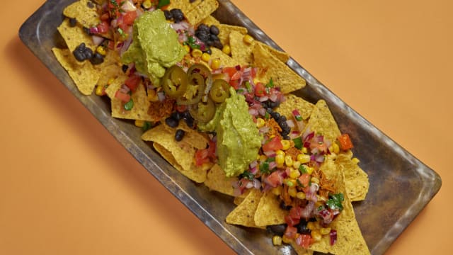 Nachos Versión 2.0 Con Cochinita Pibil, Frijoles Negros, Pico De Gallo, Guacamole, Jalapeños Picantes Y Maíz. - Sanabowls - Vallehermoso, Madrid