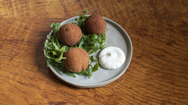 Bolinhas de alheira de mirandela e queijo da ilha de são jorge (3un) - Farol de Santa Luzia, Lisbon