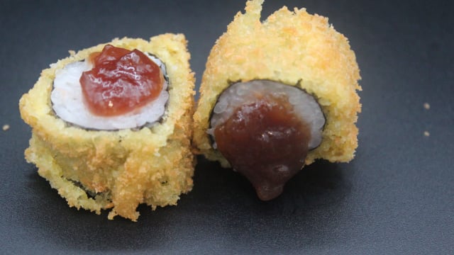 Tempurizado maki con cebolla caramerizada 4u  - Sushi & Bao (Buffet libre) 