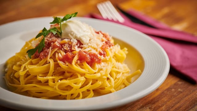 Vermicelli con salsa a elección o milanesita de ternera con puré de papas o ensalada de tomate y huevo duro - Caminito del Retiro