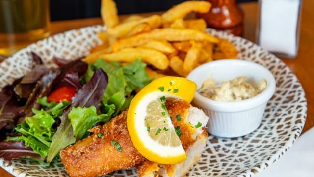 Fish & chips maison sauce tartare - Loui's Corner, Paris