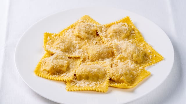 Tortelli di zucca alla mantovana con condimento al burro e Parmigiano Reggiano - Gustincanto Restaurant, Fidenza