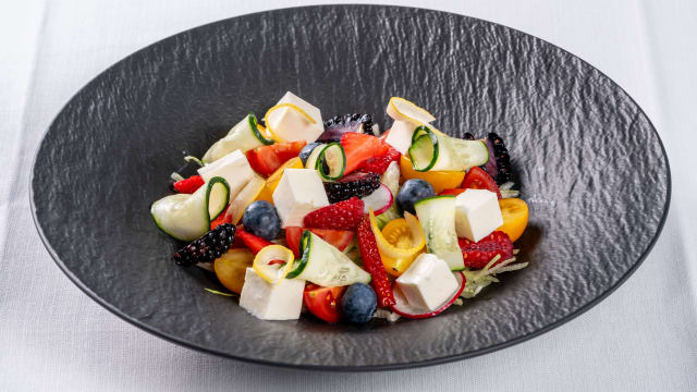 Insalata estiva: lattuga, rapanelli, formaggio primo sale, frutti rossi, limone sotto sale - Gustincanto Restaurant